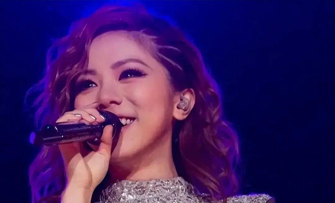 邓紫棋演唱会谈香港火灾情绪失控！曾数度哽咽落泪