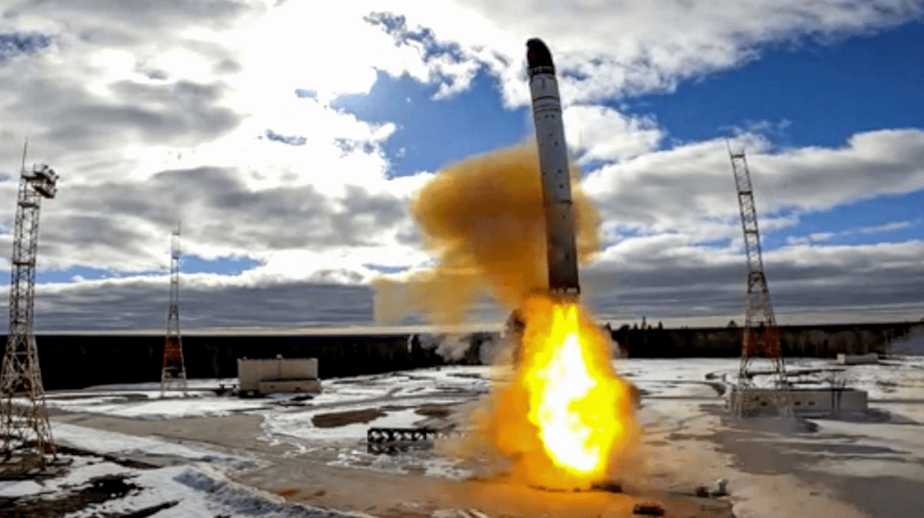 俄罗斯核导弹发射场,一夜间被夷为平地,爆炸惨状被西方卫星拍到!