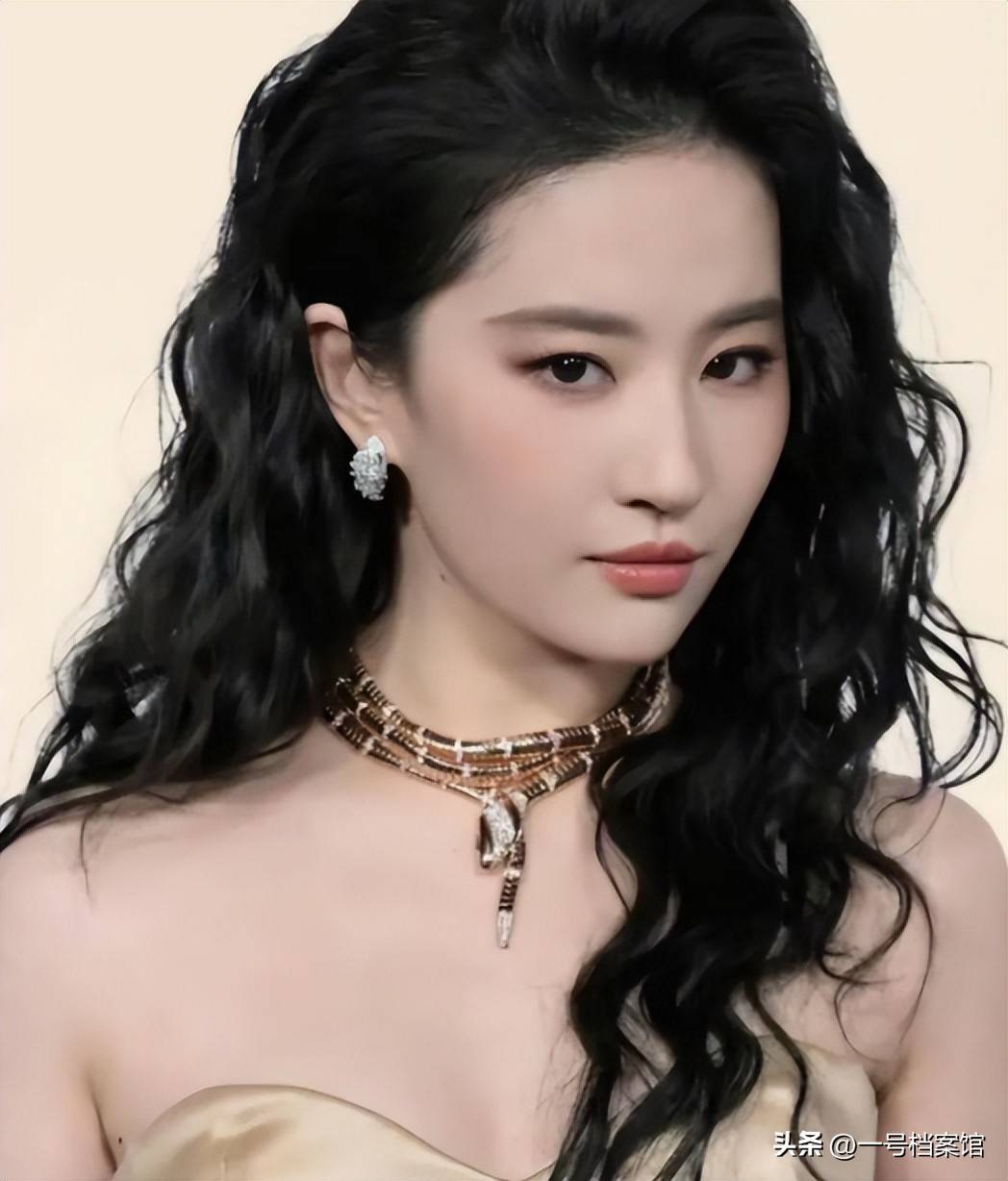 一场香港大火,让大家看清了38岁刘亦菲的“真面目” 赵立坚说对了