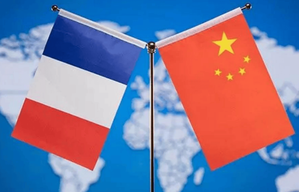 马克龙携超豪华阵容访华，中方选择隆重接待，王毅外长衣着有讲究！