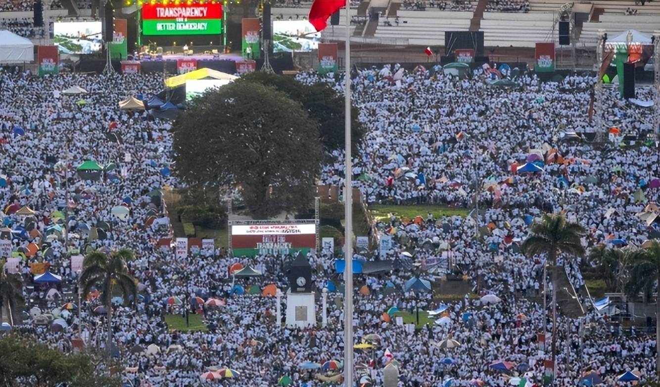 随时可能下台流亡,马科斯紧急喊话军方,12万菲军不要弃他而去,对外释放信号异常强烈