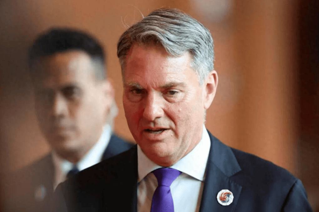 中国海军075舰、055大驱现身澳洲，澳方高度戒备，澳军P-8A紧盯不放！