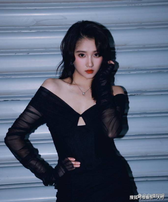 原创             分手传闻7月后，关晓彤高调官宣喜讯，全网恭喜，终于等到这一天