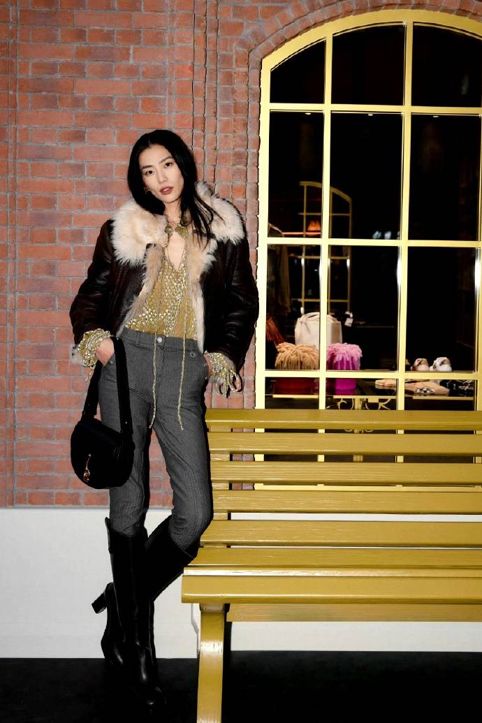 高圆圆低胸修身裙好有冲击力，刘诗诗满裙花瓣自带油画氛围！