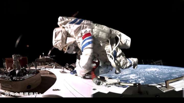 原创             首次太空修飞船！神二十一航天员即将出舱给神二十“修窗户”，能修好吗？