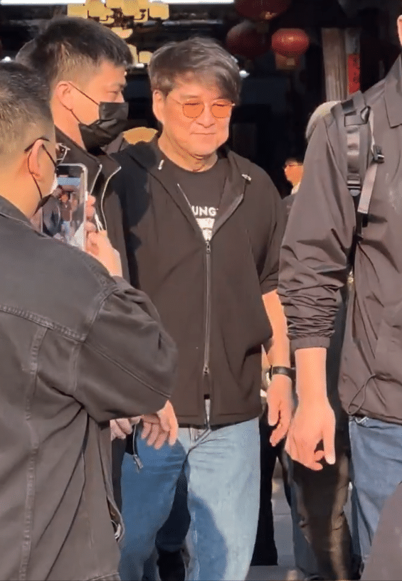 周华健带国外老婆回潮汕！一家3口同框祭祖，65岁妻子满头银发，与当地老乡互动好欢乐！