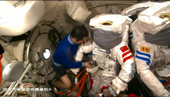 原创             首次太空修飞船！神二十一航天员即将出舱给神二十“修窗户”，能修好吗？
