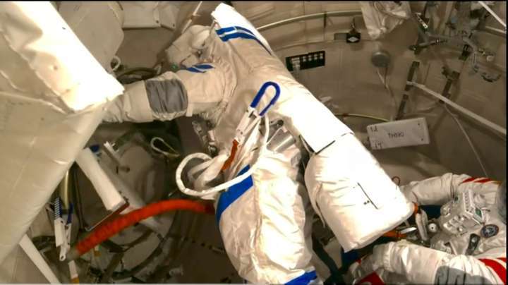 原创             首次太空修飞船！神二十一航天员即将出舱给神二十“修窗户”，能修好吗？