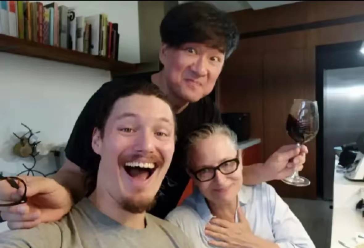 周华健带国外老婆回潮汕！一家3口同框祭祖，65岁妻子满头银发，与当地老乡互动好欢乐！