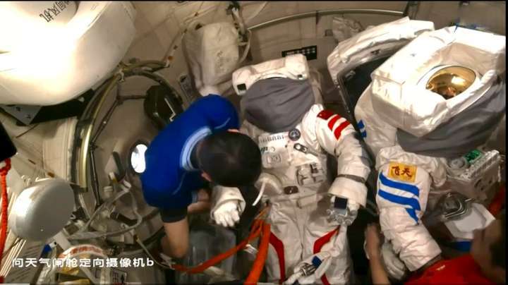 原创             首次太空修飞船！神二十一航天员即将出舱给神二十“修窗户”，能修好吗？