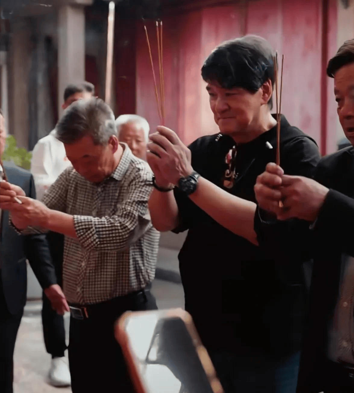 周华健带国外老婆回潮汕！一家3口同框祭祖，65岁妻子满头银发，与当地老乡互动好欢乐！