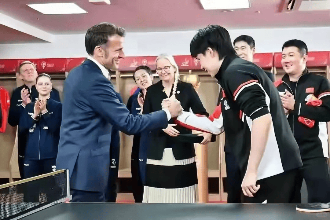 巩俐陪马克龙夫妇吃烤鸭!穿黑衣扎丸子头气场强,没戴华丽首饰很低调,曾多次跟随马克龙访华