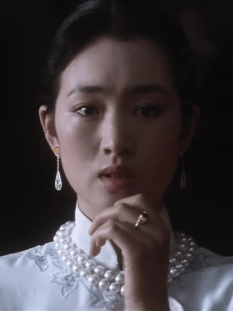 巩俐陪马克龙夫妇吃烤鸭!穿黑衣扎丸子头气场强,没戴华丽首饰很低调,曾多次跟随马克龙访华