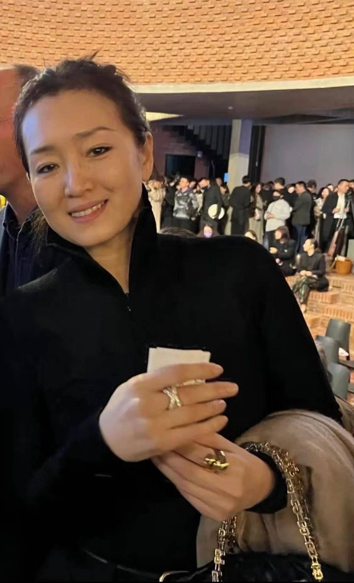 巩俐陪马克龙夫妇吃烤鸭!穿黑衣扎丸子头气场强,没戴华丽首饰很低调,曾多次跟随马克龙访华