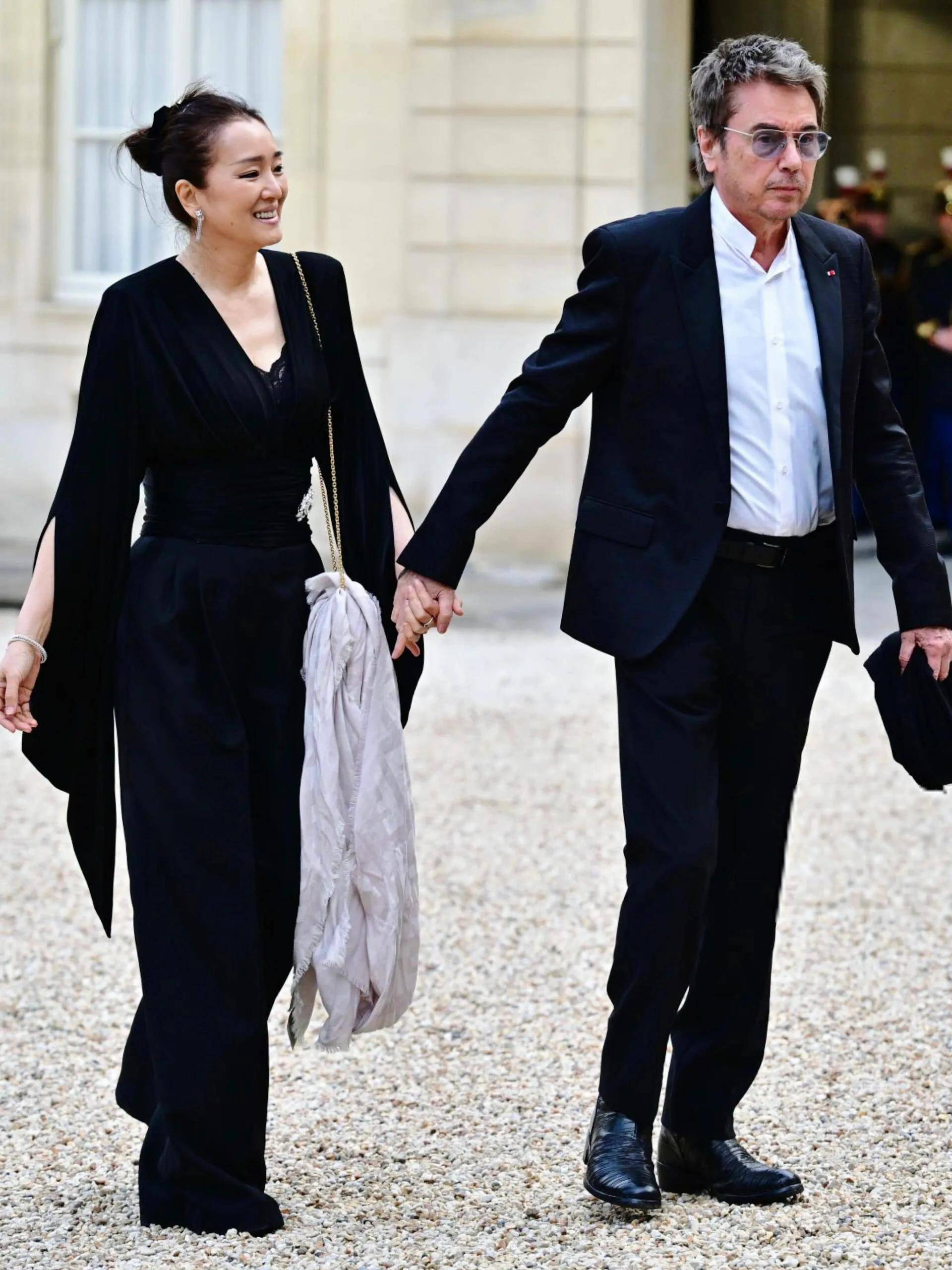 巩俐陪马克龙夫妇吃烤鸭!穿黑衣扎丸子头气场强,没戴华丽首饰很低调,曾多次跟随马克龙访华