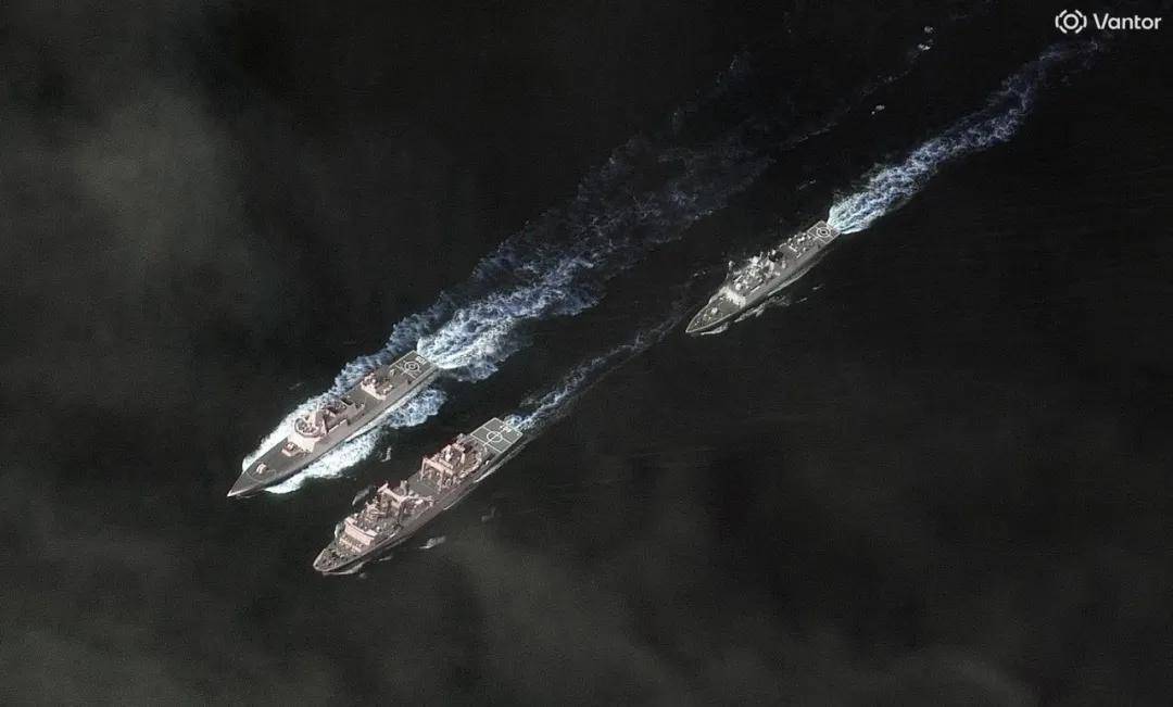 中国海军！南下！中国075“海南”舰率大舰队路过菲律宾海
