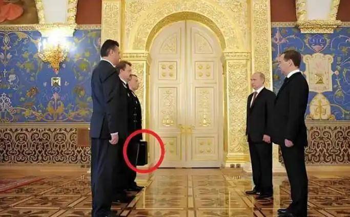 俄罗斯总统出门,总带个“黑色手提箱”,里面真的是核弹按钮?