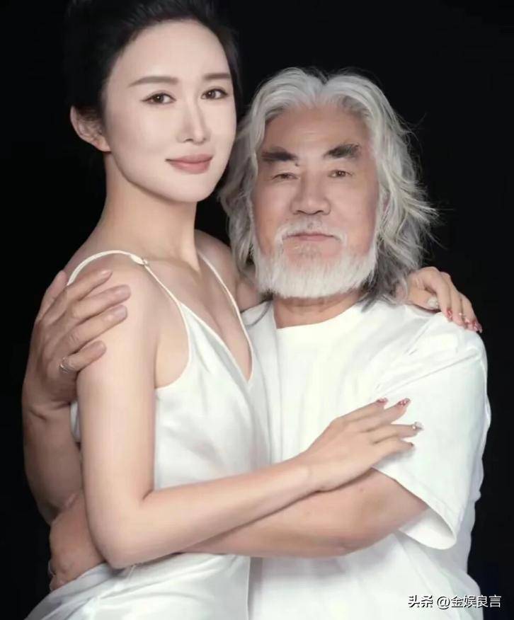 张纪中寺庙散步，肚溜圆眼呆滞，杜星霖瘦脱相，满脸嫌弃走在后面