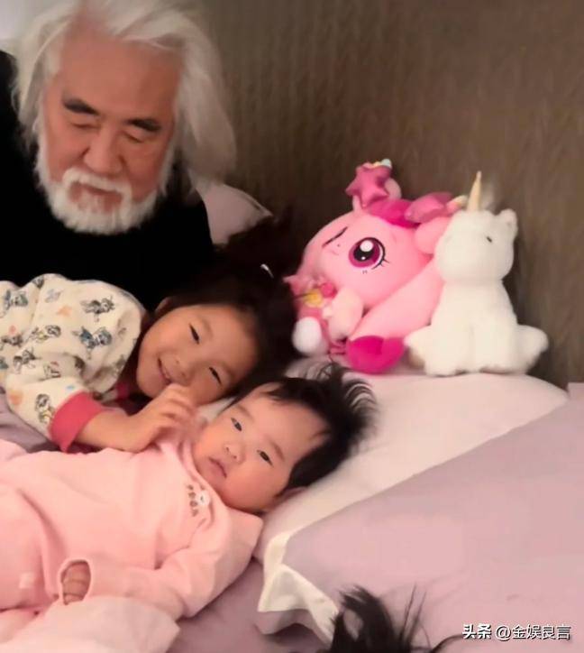 张纪中寺庙散步，肚溜圆眼呆滞，杜星霖瘦脱相，满脸嫌弃走在后面