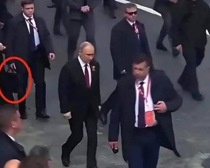 俄罗斯总统出门,总带个“黑色手提箱”,里面真的是核弹按钮?