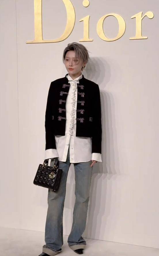 章子怡没想到，迪奥这次妖艳四射的自己，竟败给全裹出镜的郑钦文