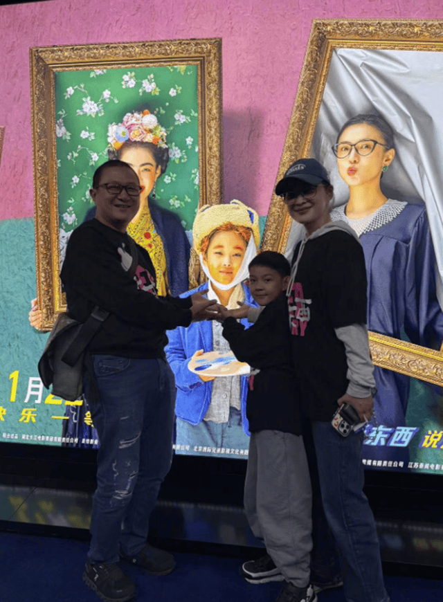 梅婷一家6口国外度假，亲哥露面在大学当老师，嫂子比梅婷还年轻