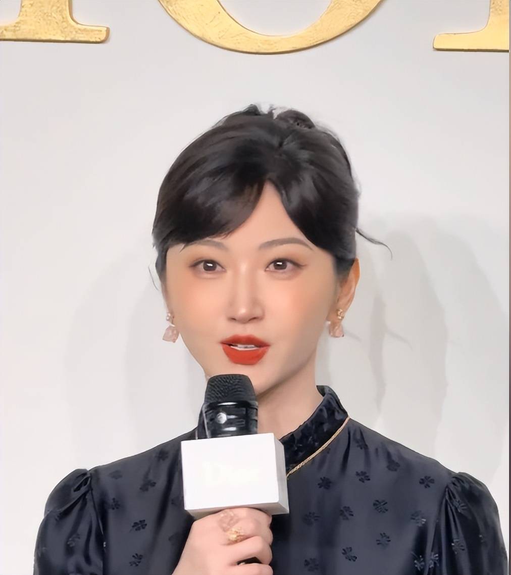 章子怡没想到，迪奥这次妖艳四射的自己，竟败给全裹出镜的郑钦文