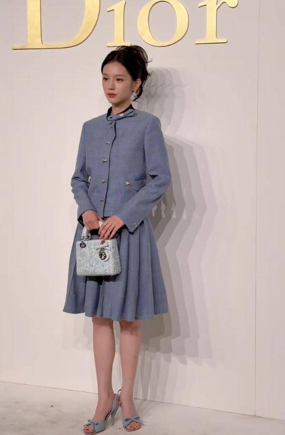 章子怡没想到，迪奥这次妖艳四射的自己，竟败给全裹出镜的郑钦文