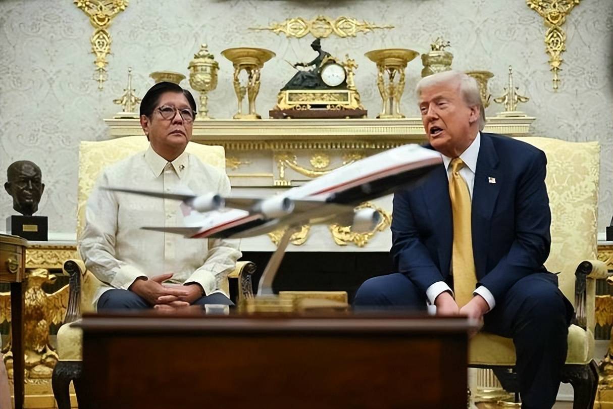 12万人抗议，马科斯支持率暴跌！关键时刻，中美军舰在黄岩岛对峙