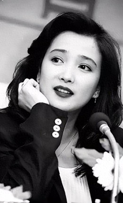 何晴葬礼举行!儿子手捧骨灰,遗像曝光惹泪目,廖京生现身送别