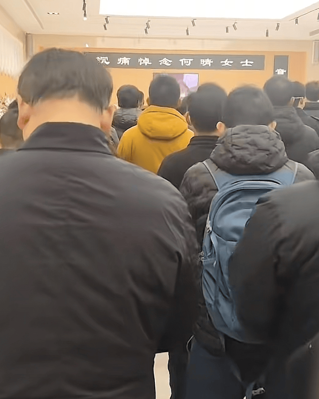 何晴告别式现场曝光!前夫许亚军疑似现身,跟儿子站一起神情哀伤