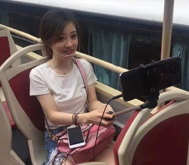 冯提莫直播间被封？换装寓意重生遭擦边误读，曾自曝被网友气出癌