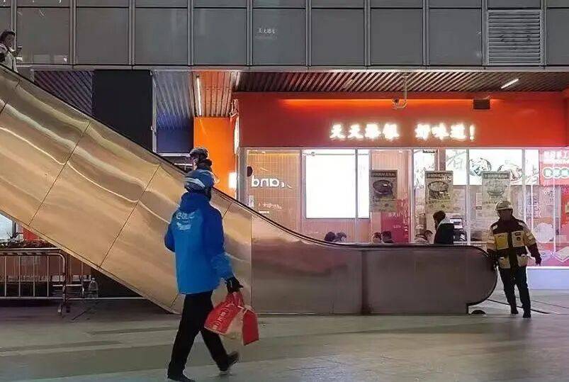 外卖新标准实施两周后，骑手仍在“与时间赛跑”