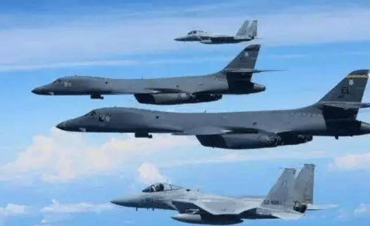 高市早苗还没登上访美飞机，美日突然联手派兵，中俄已做好最坏准备！