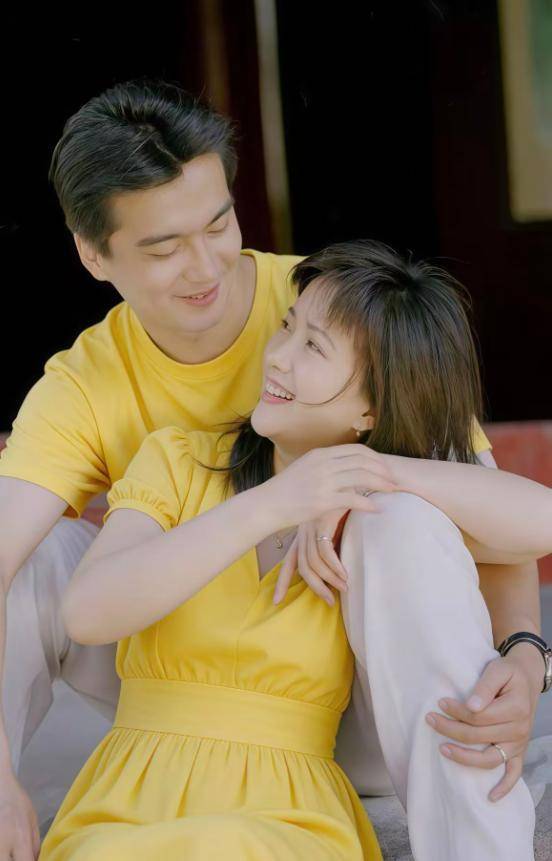 好友公开何晴珍贵合影,透露许亚军真实一面,两人离婚原因曝光