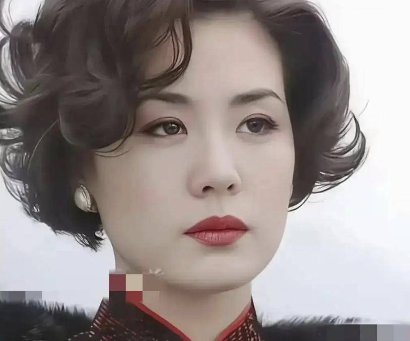 63岁刘斌在北京聚会烟不离手，63岁丛珊也出镜，依然很优雅