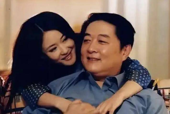 63岁刘斌在北京聚会烟不离手，63岁丛珊也出镜，依然很优雅