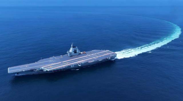 福建舰挺进台湾海峡，高市早苗突然改口了：美国才是“存亡危机”