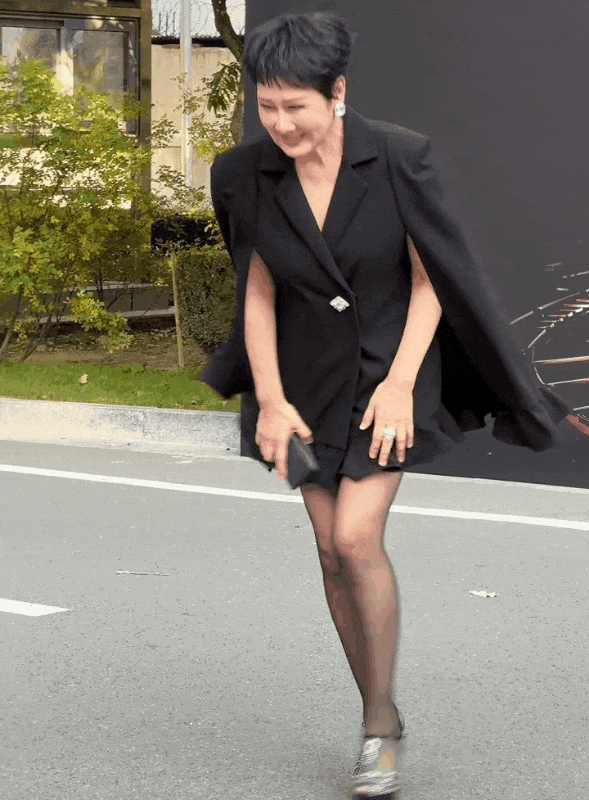 63岁张凯丽，穿小高跟黑丝袜露大腿被说不得体，但又网友很喜欢