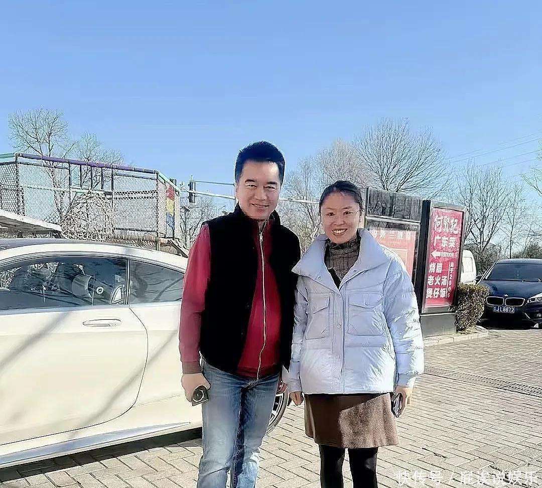 何晴头七，61岁许亚军红卫衣加身现身北京，状态松弛心情颇佳