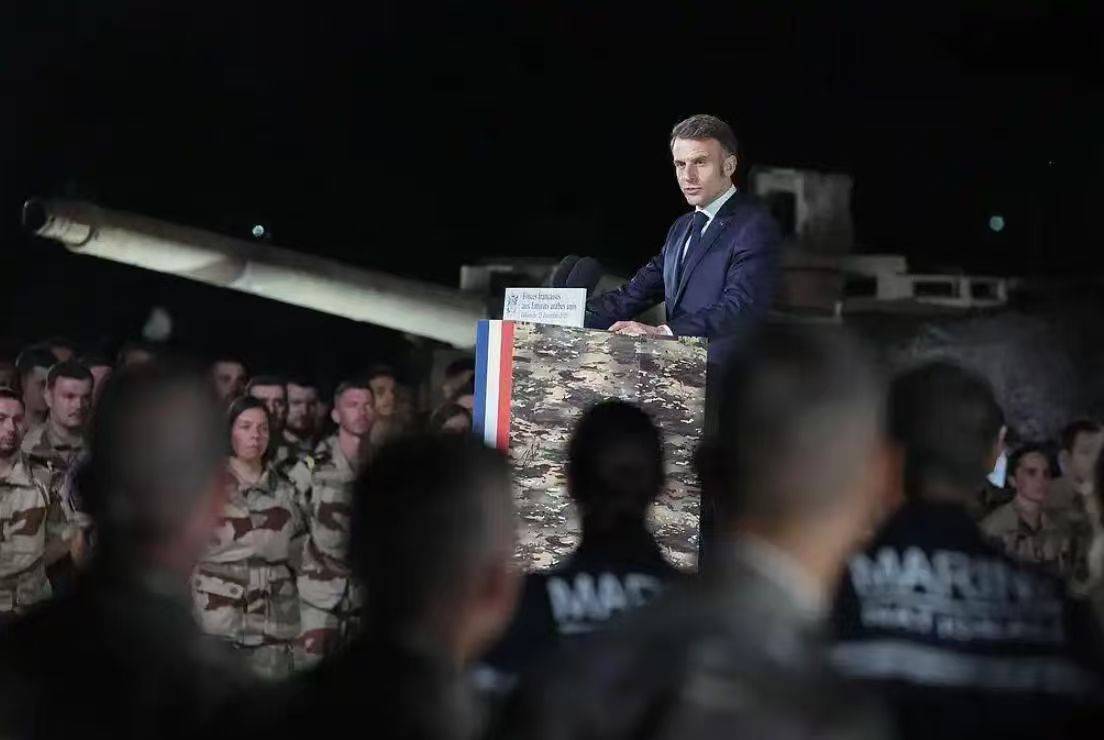 结束访华不到1个月，马克龙宣布法国拟建新航母，8万吨电磁弹射还配六代机