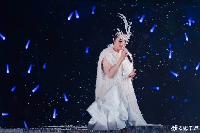 杨千嬅回应使用"眉毛印章"争议：是我自己画的眉毛，化妆师没空