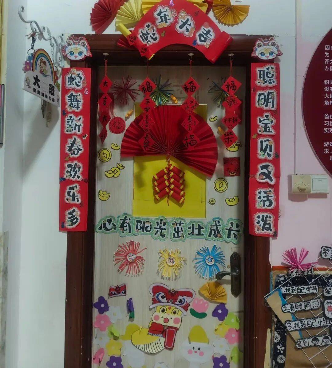 江西幼儿园8人坠塘，园长丈夫在配合警方调查中；坠塘车辆是私家车，园内有两辆19座校车