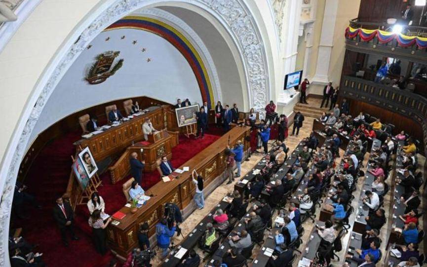 伊朗硬刚美国,革命卫队登船,扣押载有400万升走私燃料的油轮,中俄伊合力拒绝霸权