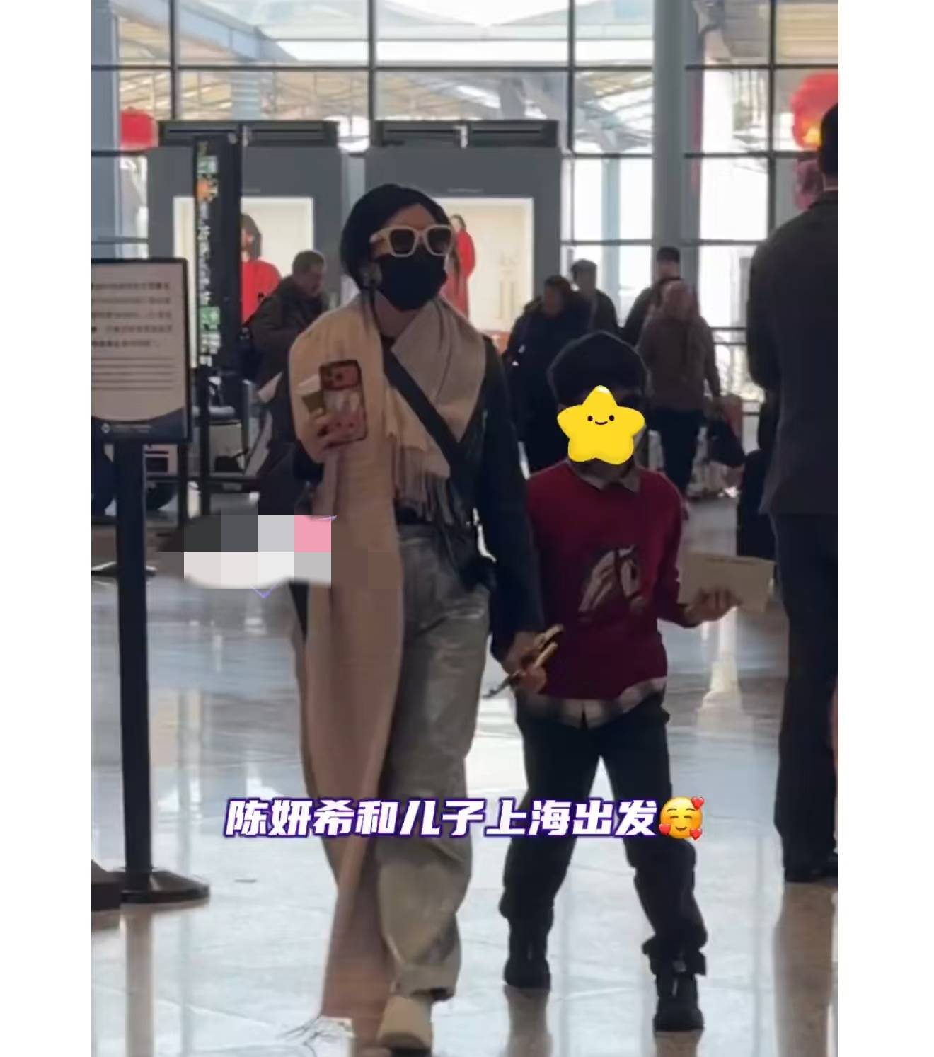 陈妍希圣诞节出发路透，带儿子现身机场，小星星贴心帮妈妈拿信件