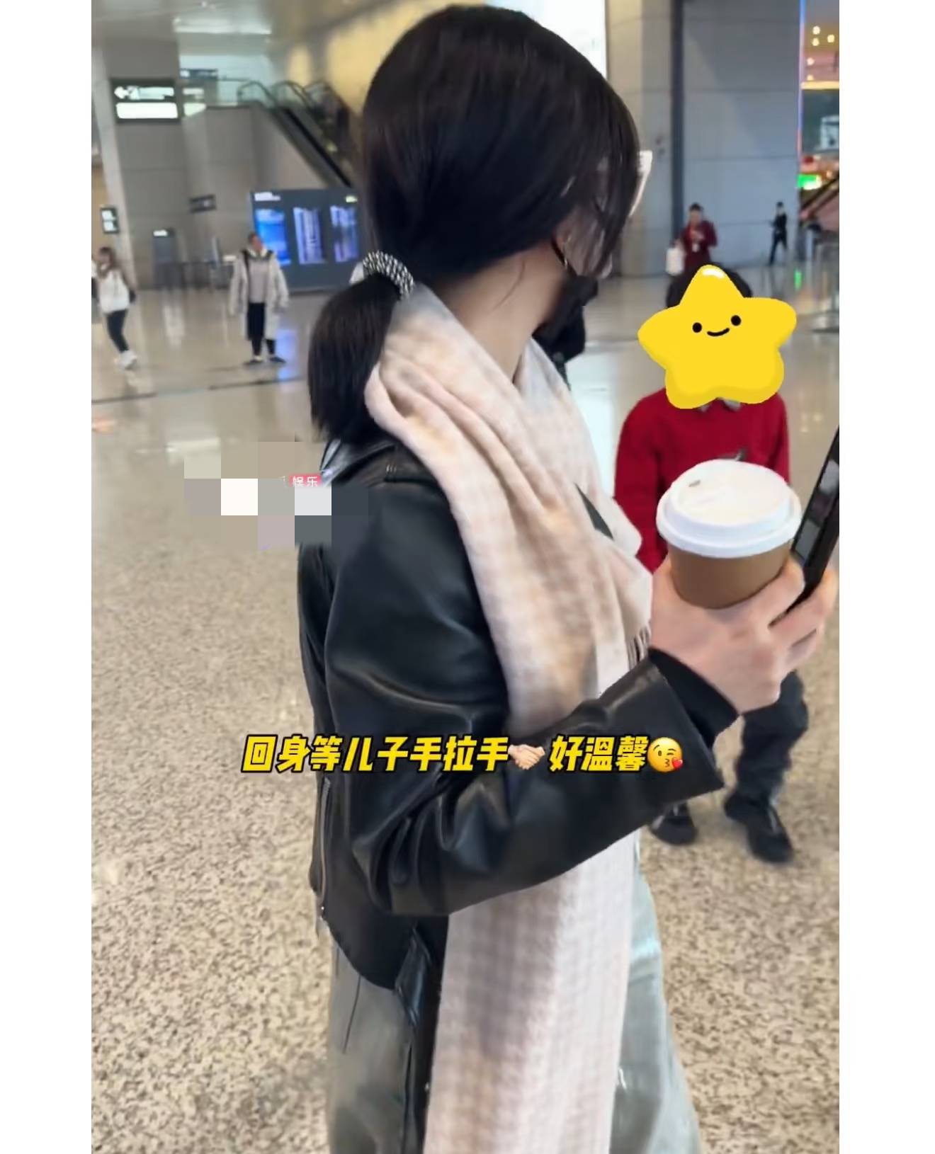 陈妍希圣诞节出发路透，带儿子现身机场，小星星贴心帮妈妈拿信件