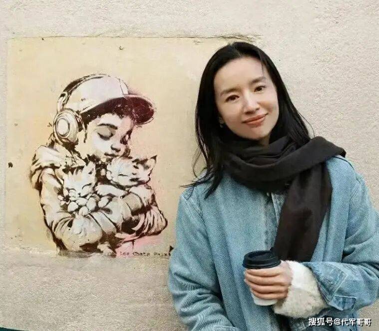 闫学晶心疼儿子一年只挣80万，董洁抱怨补课费天价，明星为何扎堆哭穷？