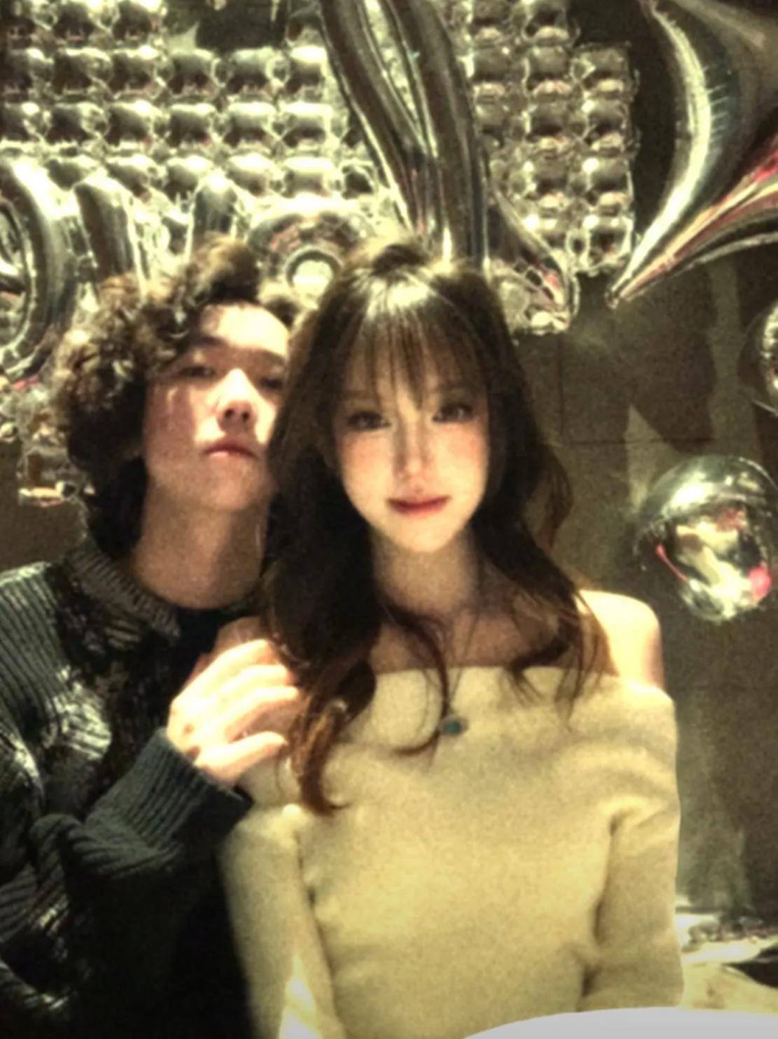 高露16岁女儿恋爱，晒与男友合照庆相恋1周年，打扮好成熟像26岁