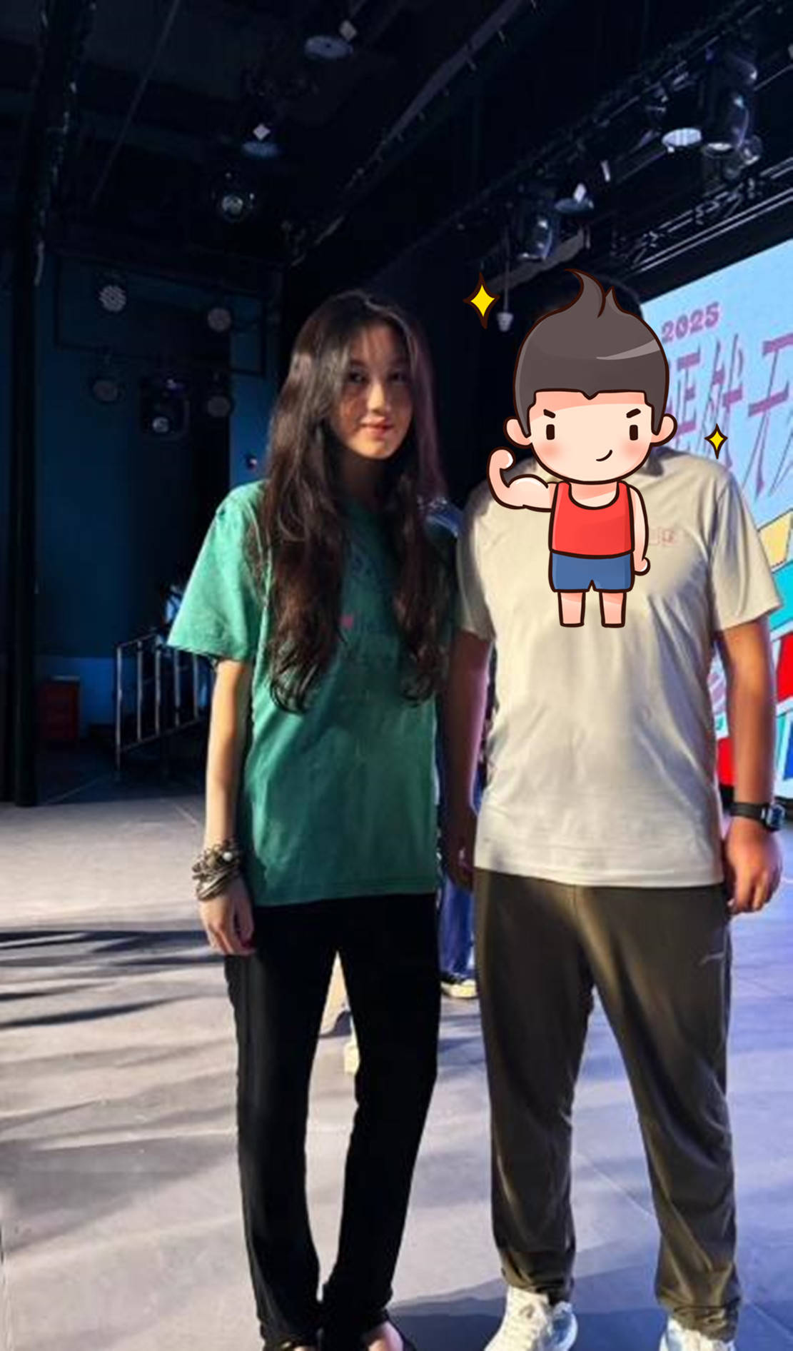 李嫣用餐被偶遇,大冬天穿短袖气血足,身材和体态在人群中好出挑