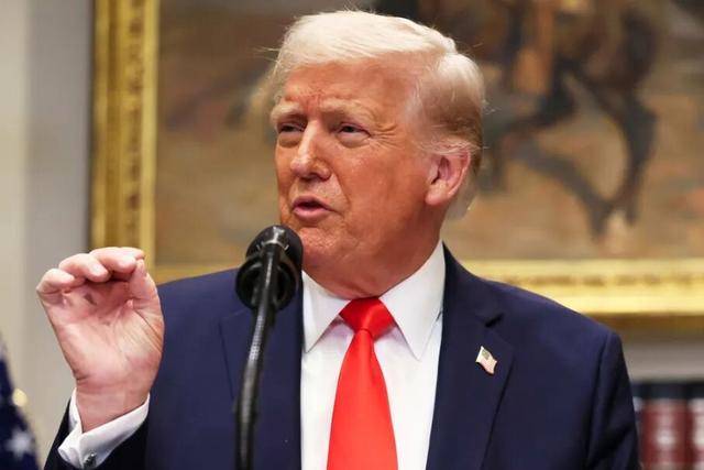 特朗普一觉醒来天塌了，中方打响对美反制，20家美军工被“锁喉”